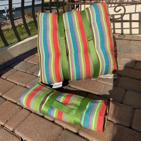 NWT Crate&Barrel set 2 cushions/coated picnic blanket green/red Hutton Stripe - Picture 2 of 11